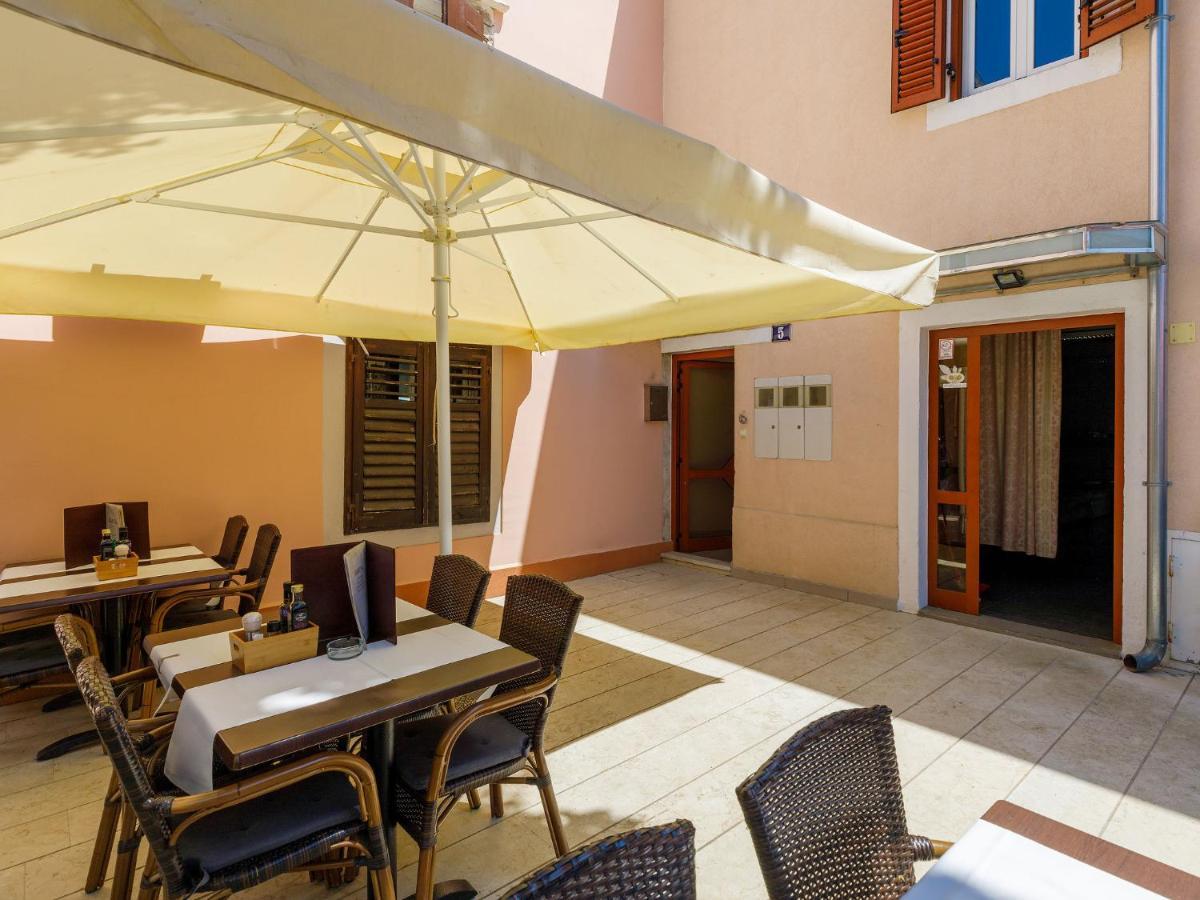 Charming Apartment With Private Terrace In Porec Vikendica