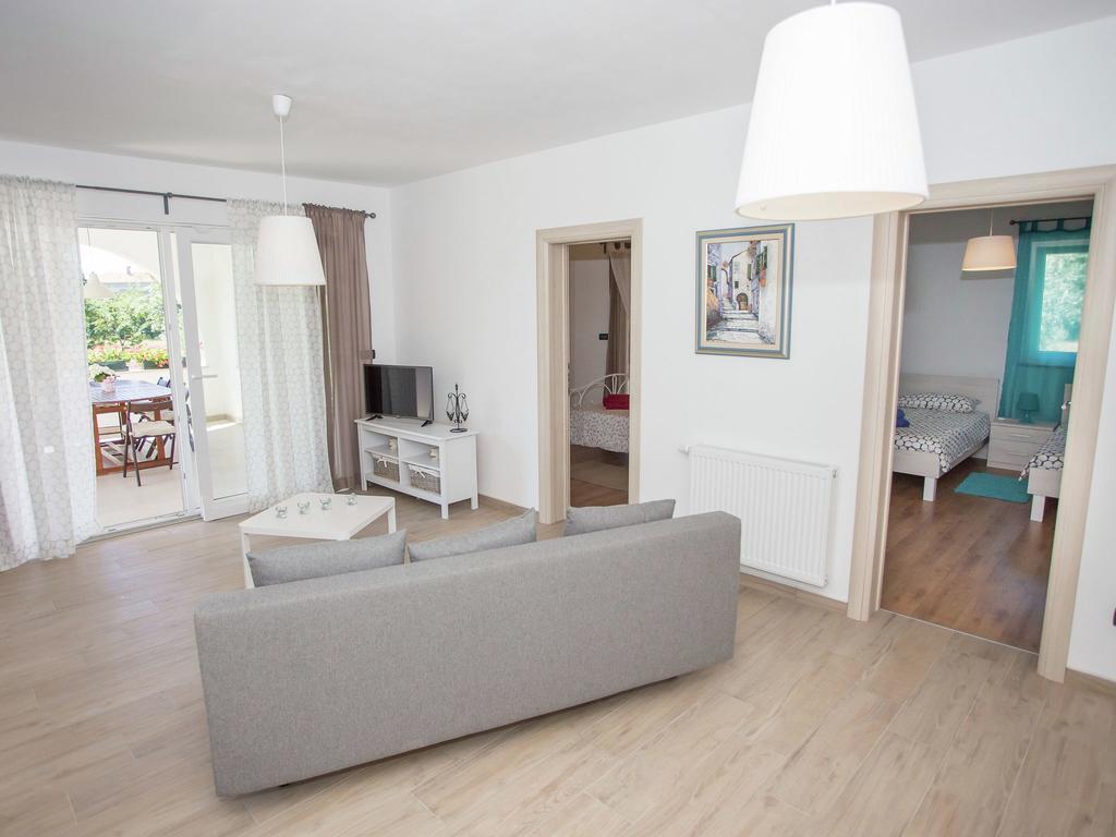 Vikendica Charming Apartment With Private Terrace In Porec Porec